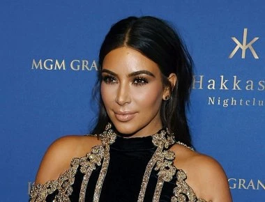 Στα χέρια σηκώνει την Kim Kardashian ο Kanye West (φωτό)